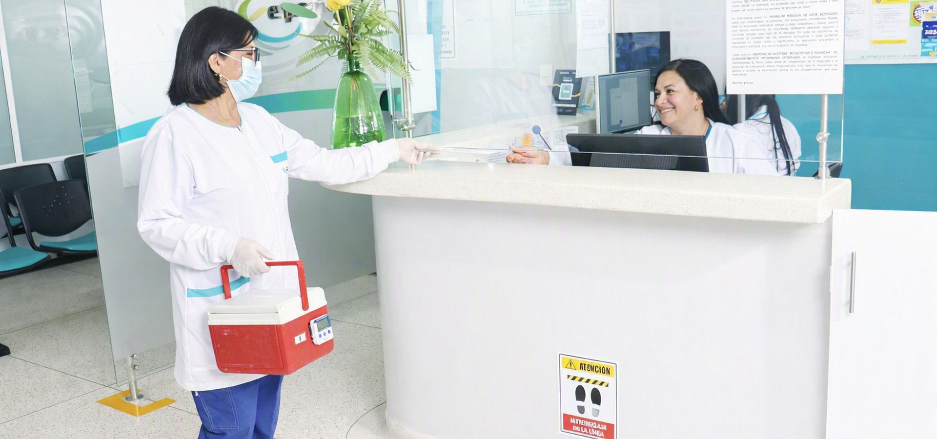 Entrega de muestras en la recepción del Laboratorio Clínico Especializado